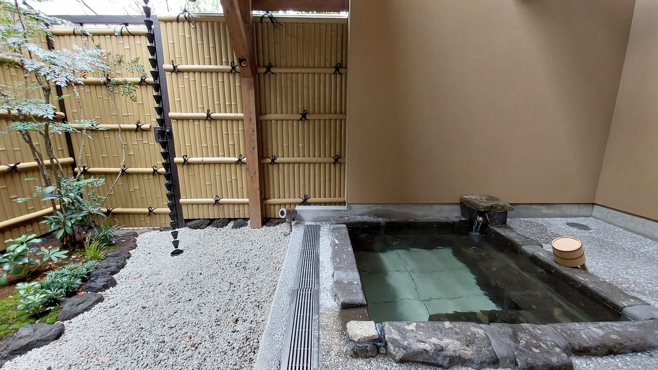 離れの湯：3つの貸切風呂がございます。プライベート空間でゆっくりと天然温泉を満喫。