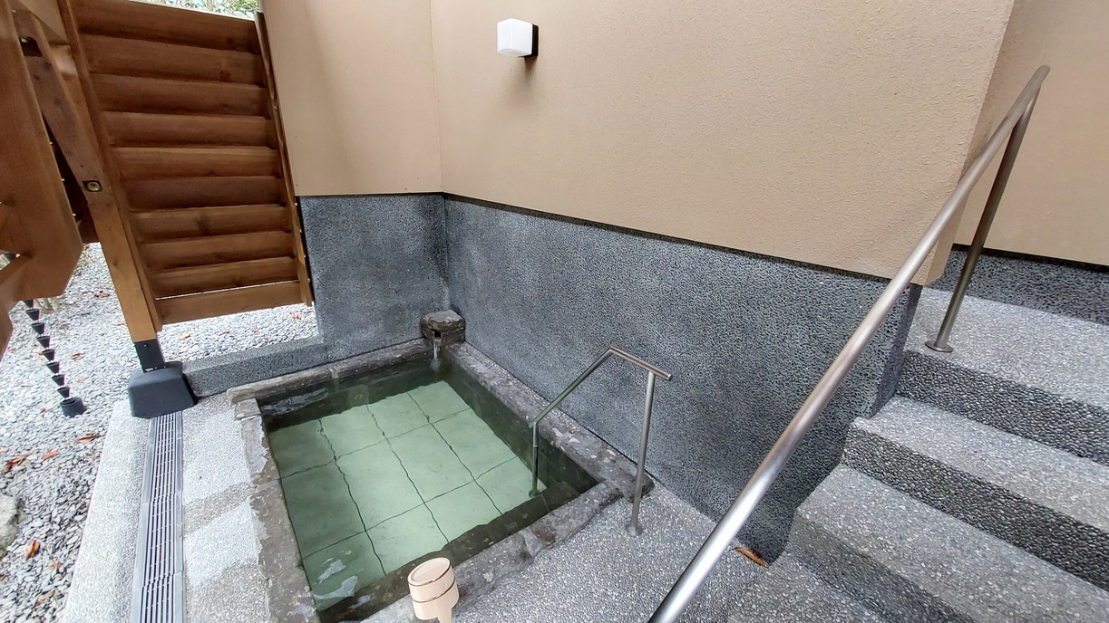 離れの湯：階段を下りた先にある露天風呂です。上質な天然温泉をご堪能下さい。