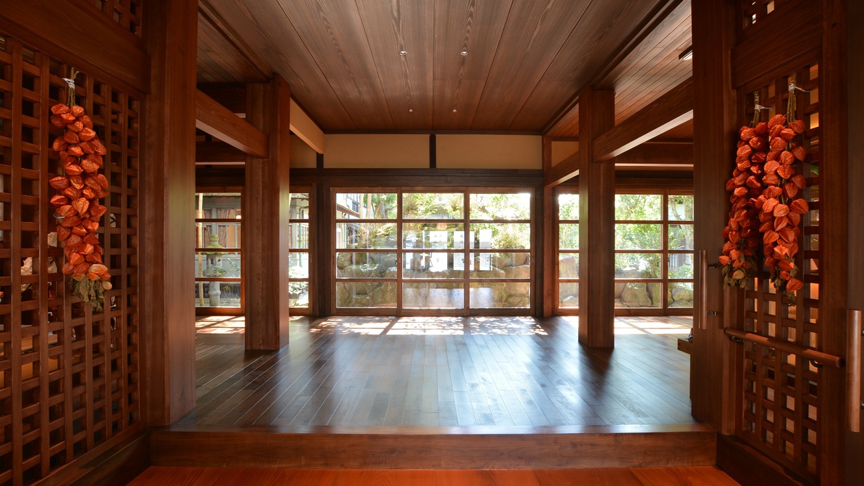 玄関ホールです。木造ならではの懐かしい空間をお愉しみください。