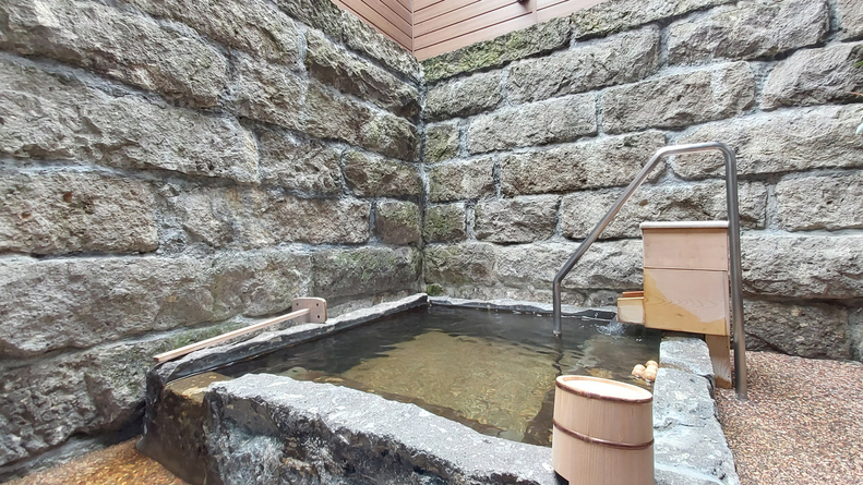 個浴「やませみ」：露天風呂もございます。プライベート空間でゆったりと湯浴みをご満喫。