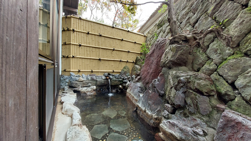 浴場：露天風呂からは秋の紅葉に春の桜、四季折々に表情を変える自然の風景が愉しめます。