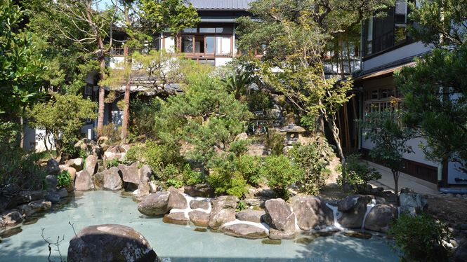 京都から下向した庭師が作庭したと伝わる、人吉の武家文化を代表する庭園となっております。