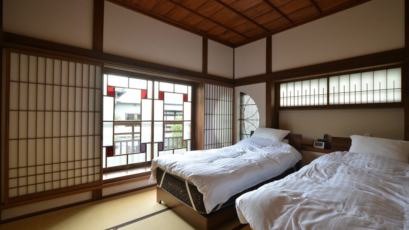 【菊の間】寝室はシングルベット2台を設置。