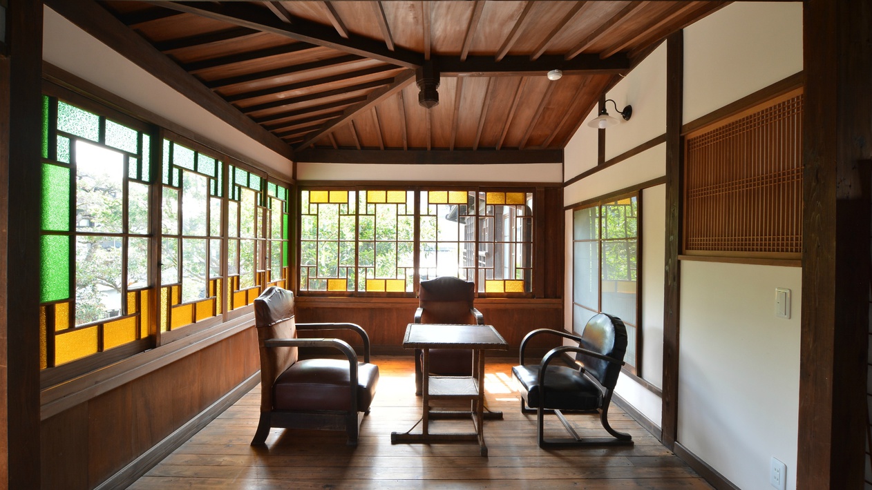 サンルームや廊下階段などには明治、大正、昭和初期他十数種類のガラスが残っています。