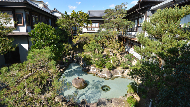 当館の中庭は相良藩五大庭園の一つといわれており、古き良き時代の趣を随所に残しています。