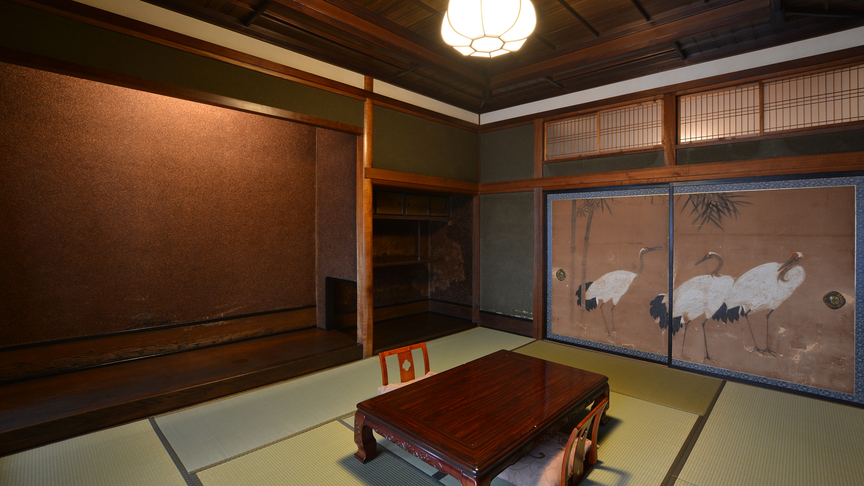 【鶴の間】当館人気のお部屋一番客室。100年前の造りをそのまま残した、趣のある客室です。
