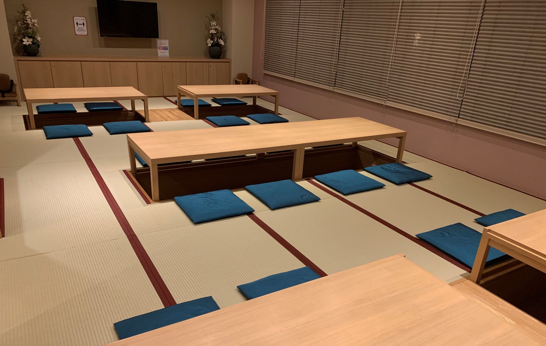 レストラン会場『Hatago』6:30〜9:30(最終入店9:00)