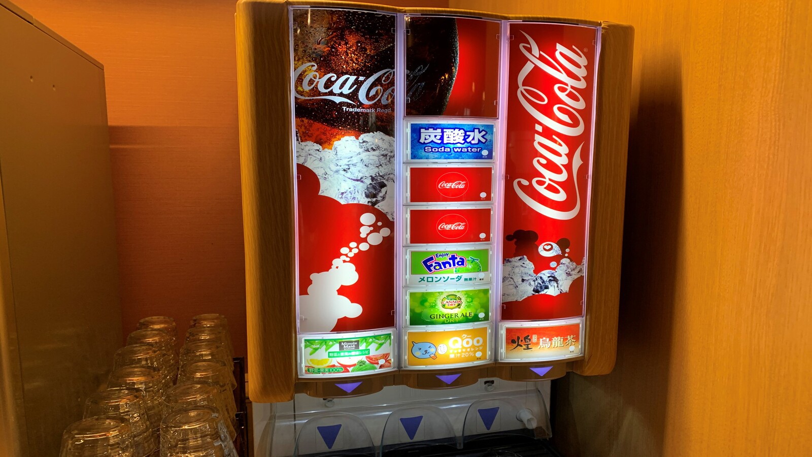 朝食ドリンク炭酸水、コーラ、ファンタメロン、ジンジャーエール、QOO、野菜ジュース、ウーロン茶