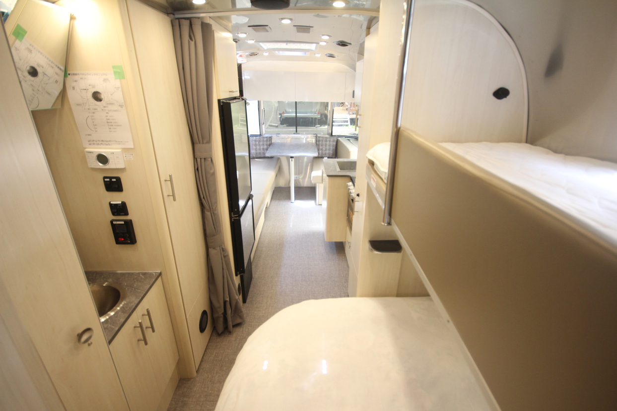 エアストリーム（Flying Cloud）ベッドルーム・ダイニング