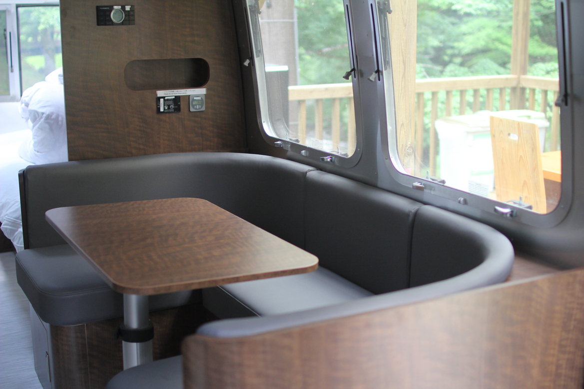 エアストリーム（Globetrotter）ダイニングスペース