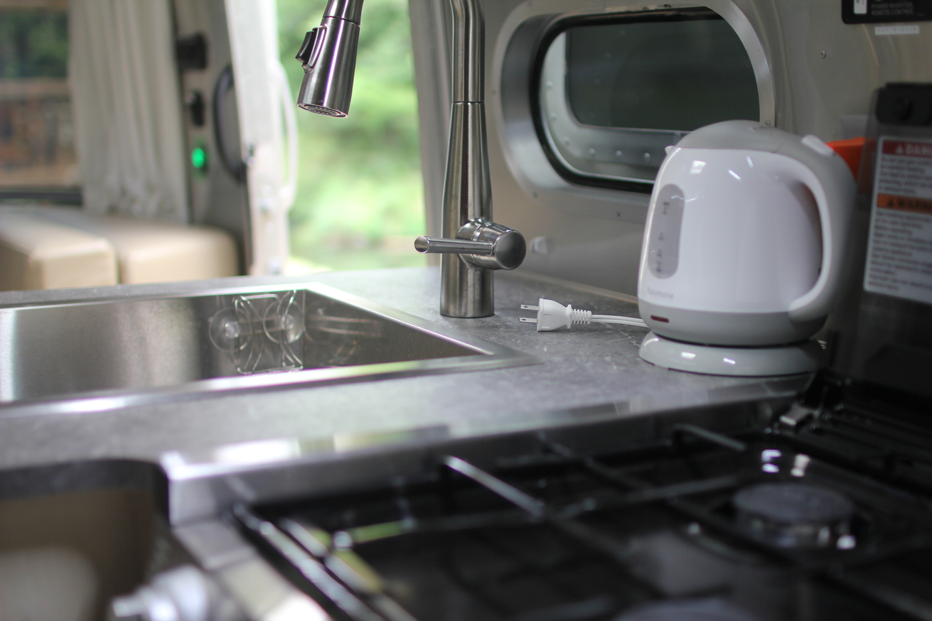 エアストリーム（Flying Cloud）キッチンスペース