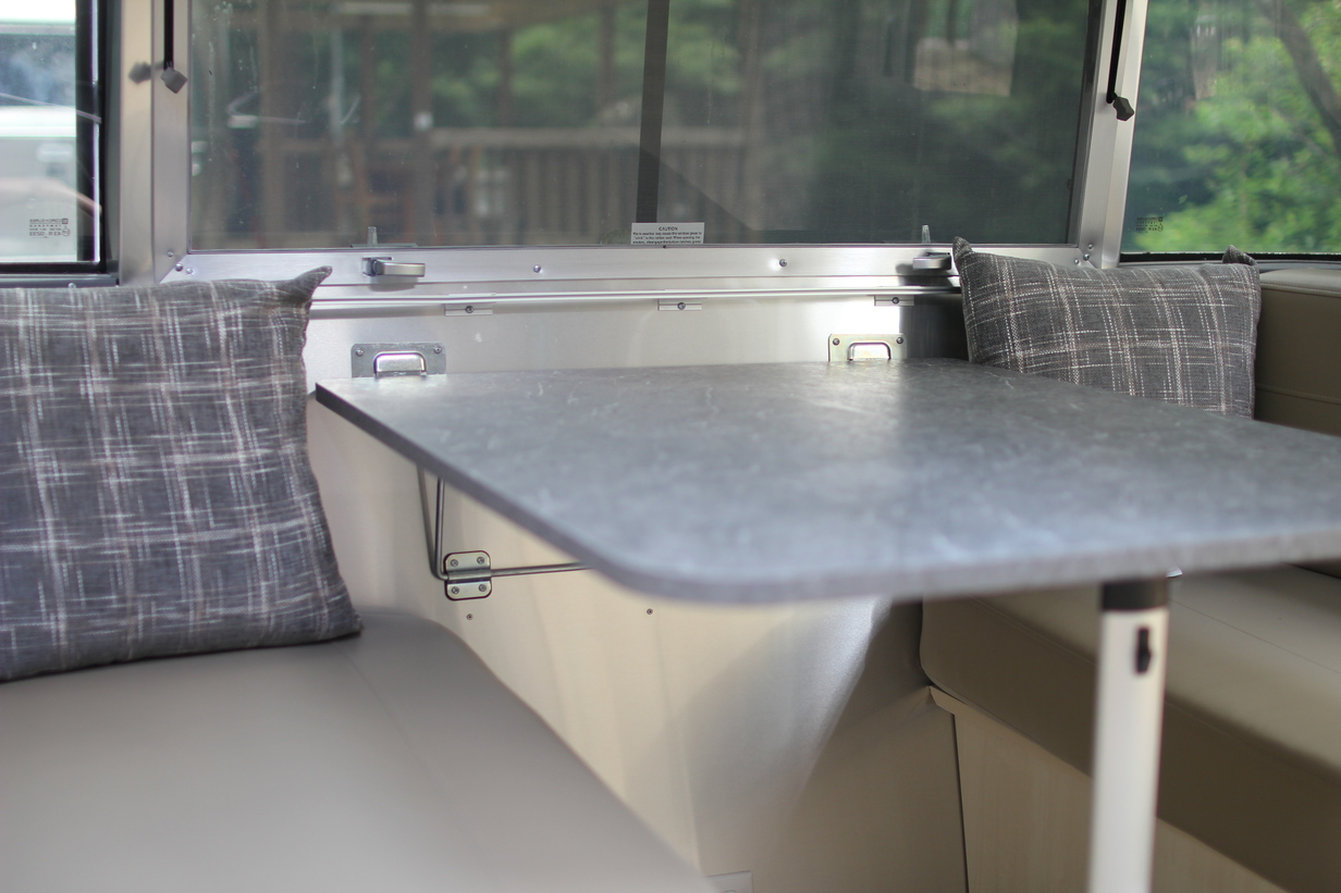 エアストリーム（Flying Cloud）ダイニング