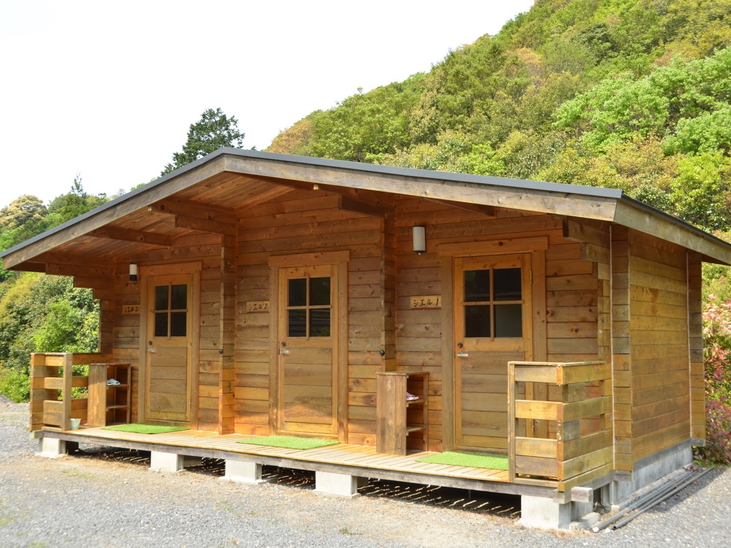 Log Cottage Tochinoki Set in a prime location of Shima, Log Cottage Tochinoki puts everything the city has to offer just outside your doorstep. Featuring a satisfying list of amenities, guests will find their stay at the p