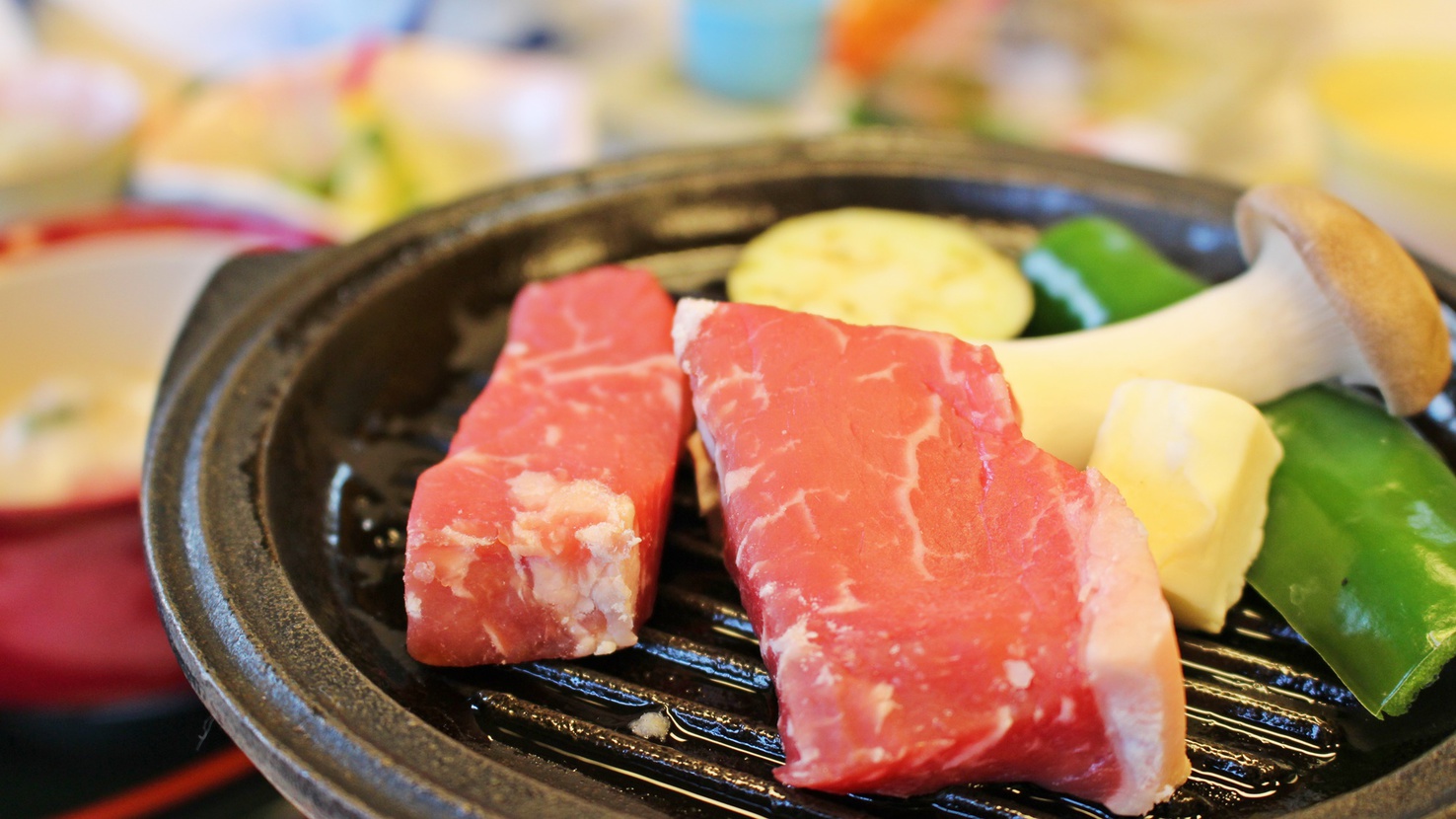 *【夕食一例(牛肉の陶板焼き)】季節によって旨味たっぷりのお肉料理をご用意致します。