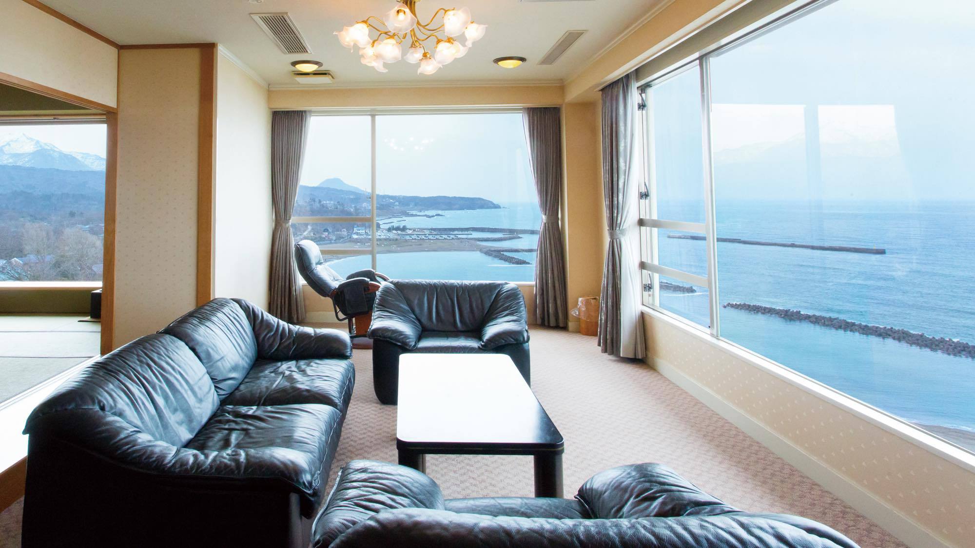 当館自慢の特別室。日本海から米山まで見渡せる１８０度パノラマビューを是非。