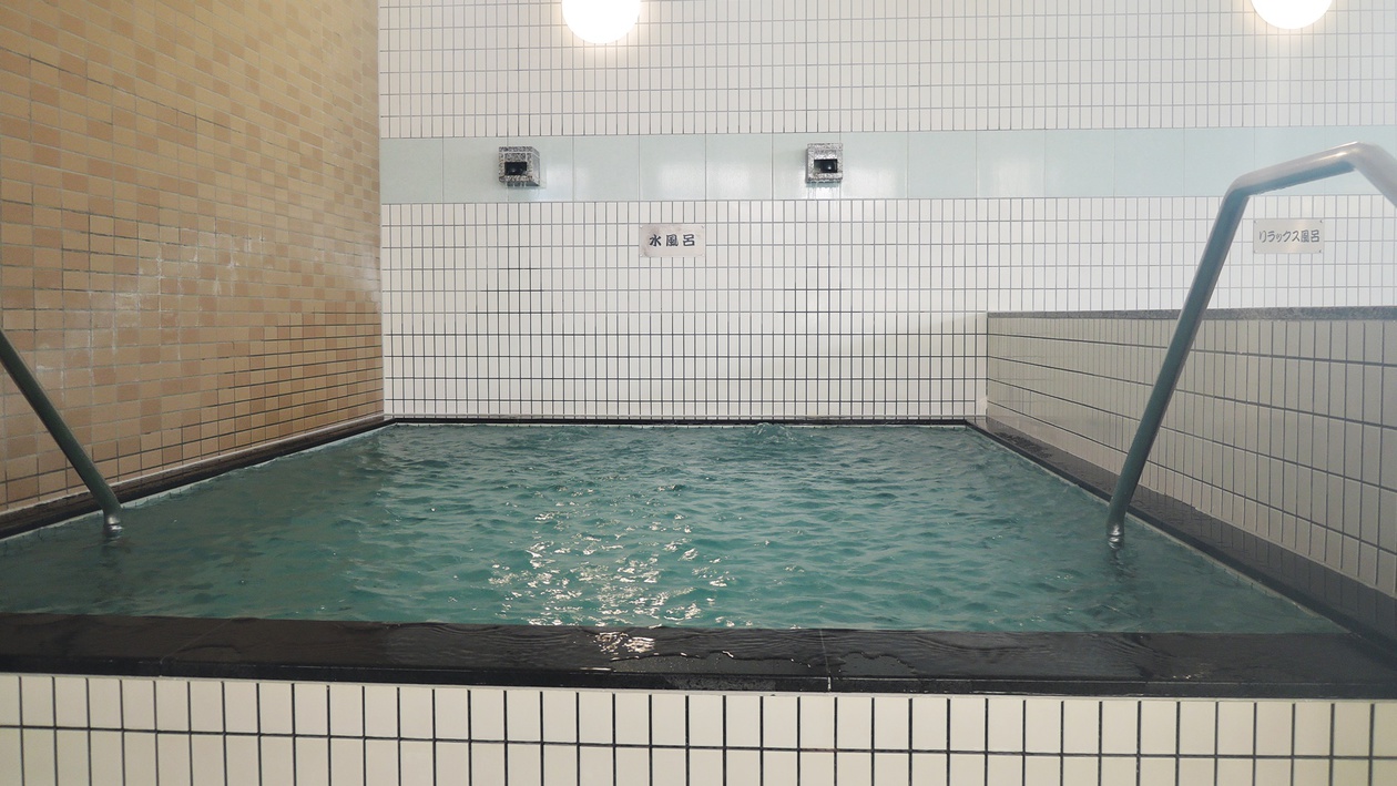 【男湯】大浴場では様々な種類の温泉をお楽しみいただけます／写真は水風呂 