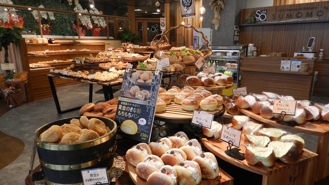 *【パン屋】館内ベーカリーで100種類のパンがお楽しみいただけます。一番人気はカレーパン！