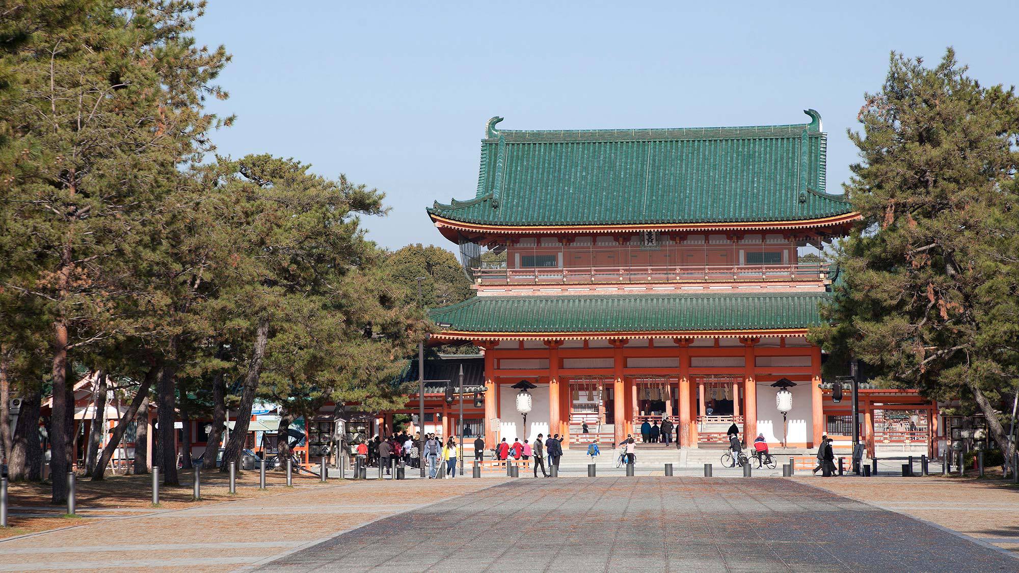 ・平安神宮：朱塗りの社殿が美しく平安京の雅な雰囲気が漂います