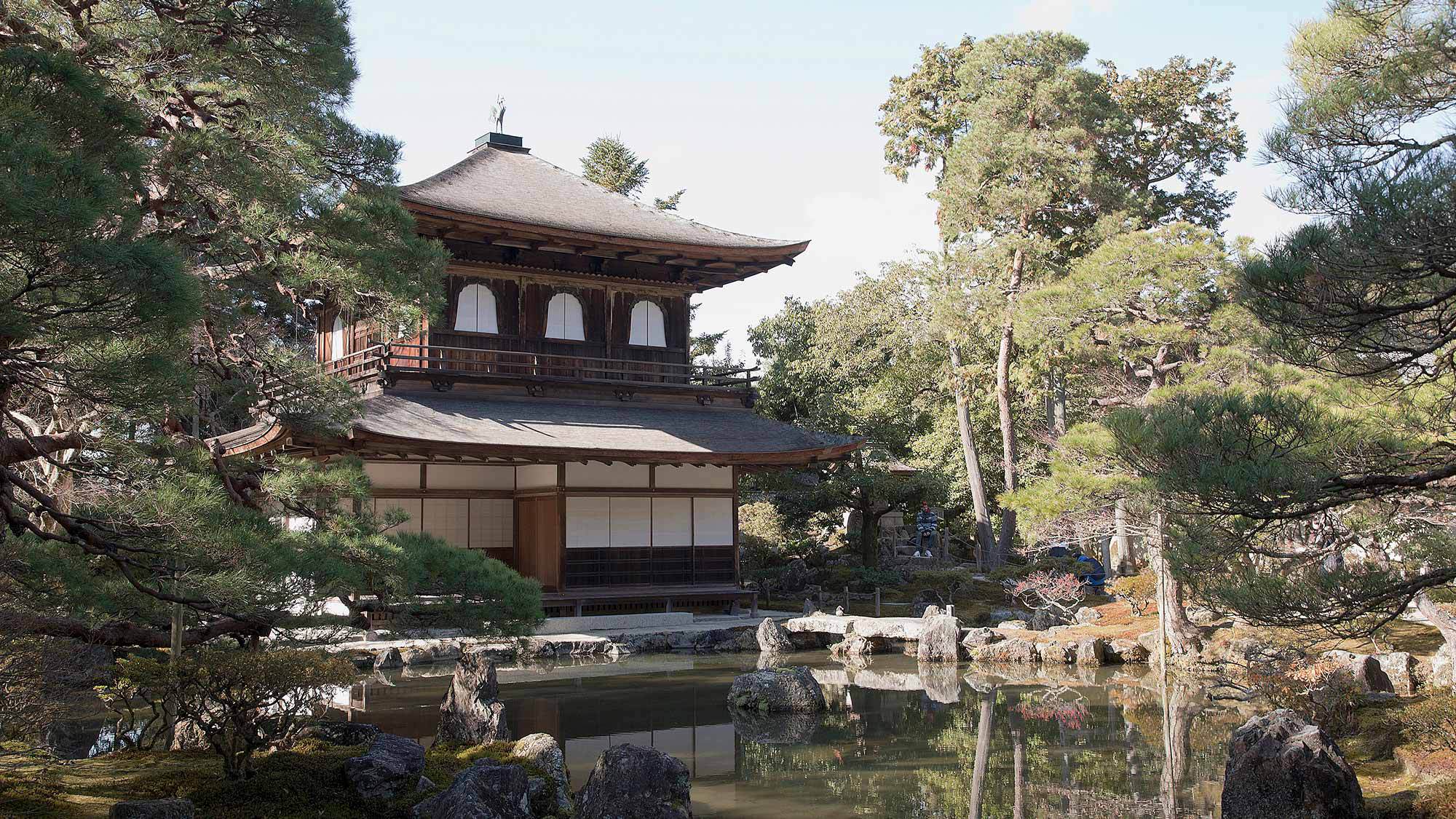・銀閣寺：室町時代後期に栄えた東山文化を代表する建築と庭園は必見