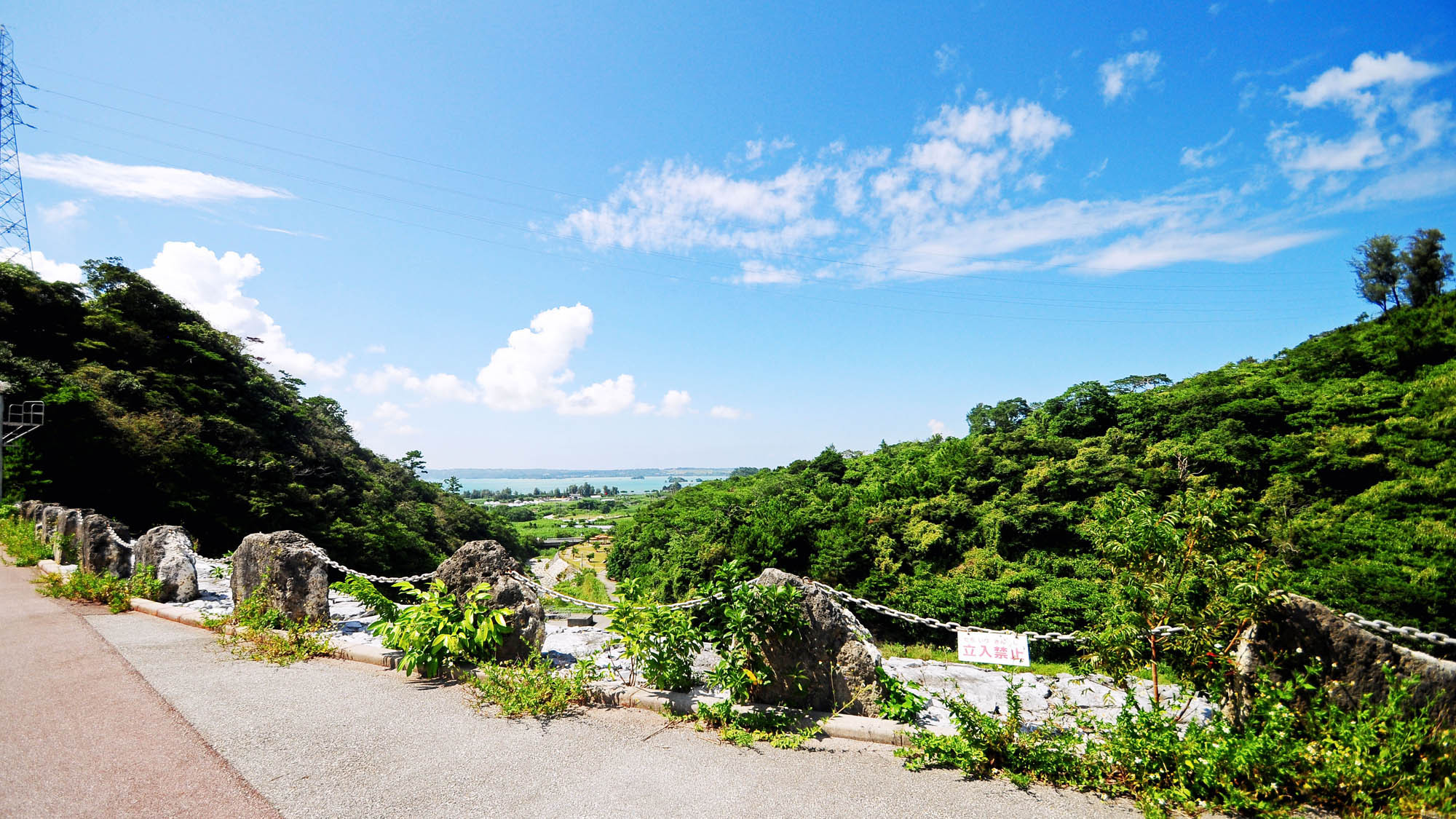 【真喜屋ダム】上流域展望スペースからは羽仁の海も見えます