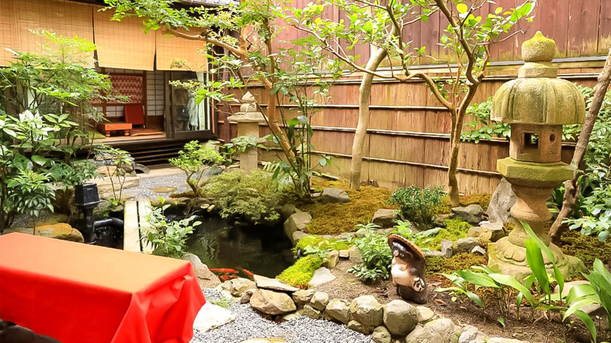 ・お客様に大好評の坪庭。古き良き日本を感じていただけます