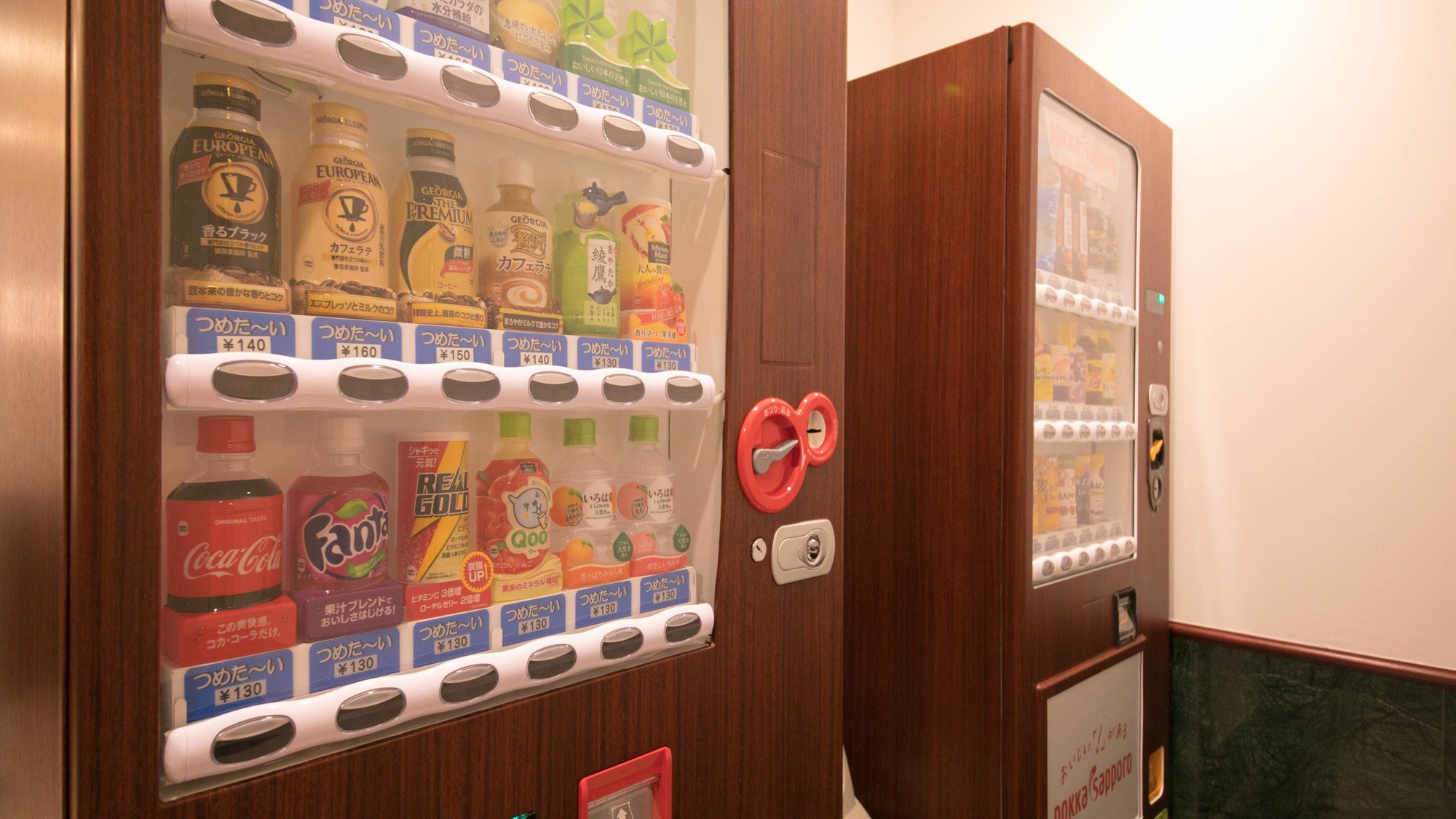 自動販売機1階入口/エントランスへ設置。