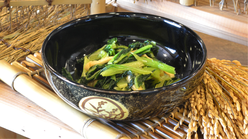 【朝食】小松菜と油揚げの煮物。日によってメニュー内容は異なります。
