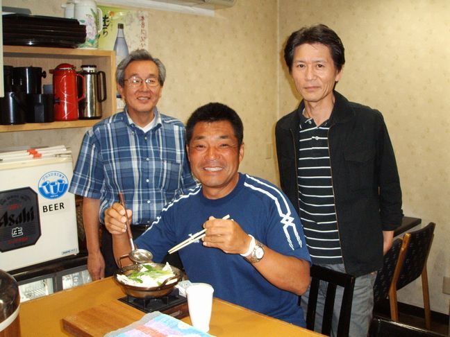 先生と一緒にパチリ！勝負に強い先生ですが、お酒にも強いお方でした。