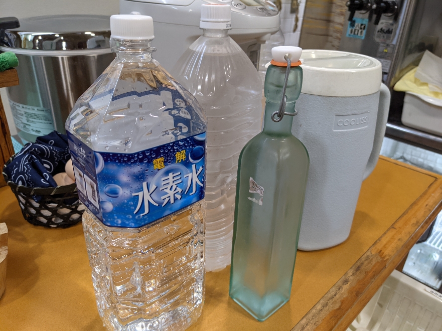 朝食や夕食には『水素水』を使用しております。