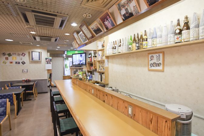オーナー自慢の焼酎が並ぶくつろぎの場所。