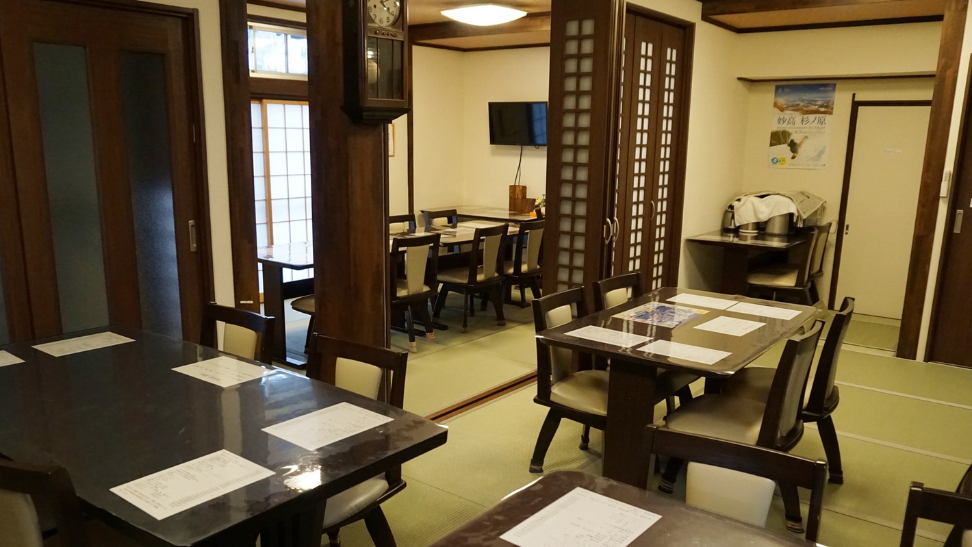 *お食事処／「居酒屋風」のお食事処で、日本海の魚と米どころ、新潟のおいしいお酒をご提供。