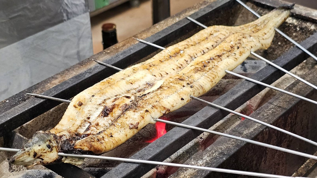 「うなぎの白焼き」調理人が一匹ずつ、炭火で丁寧に焼き上げます。