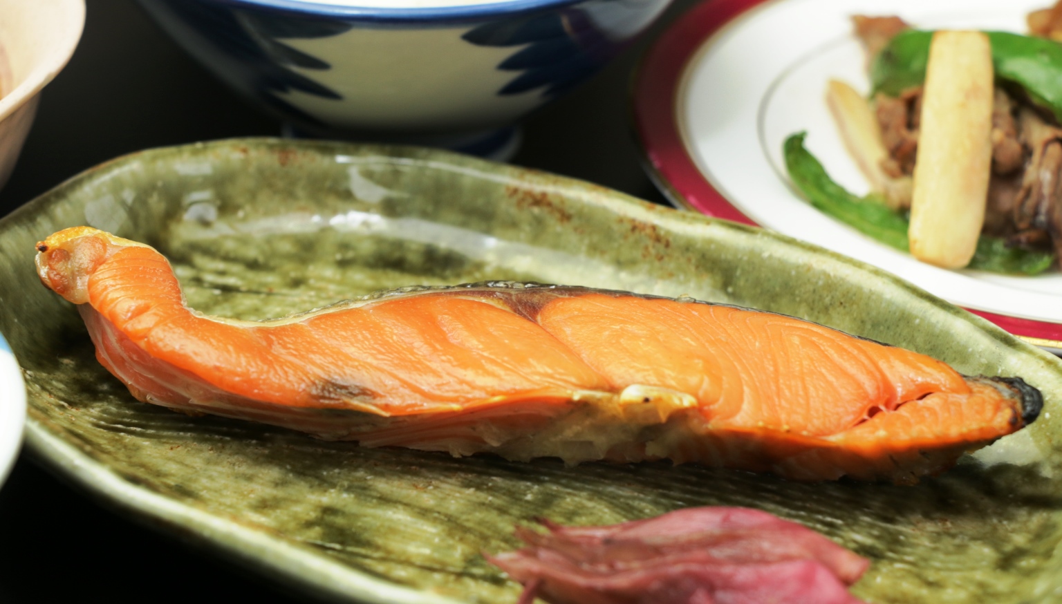 焼き魚-新鮮食材を使った健康的な、和朝食をご用意します。