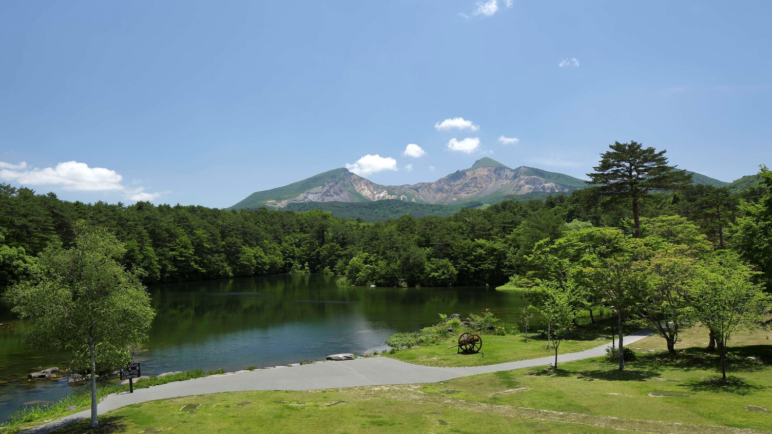 裏庭から望む磐梯山と弥六沼の絶景