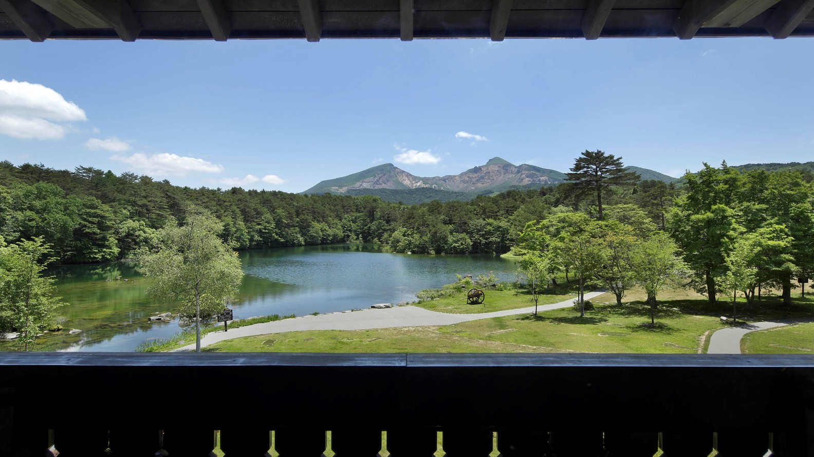 館内から望む裏磐梯は、ここにしかない絶景