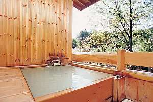 貸切可能な露天風呂。屋根が付いてあらゆる天候にも