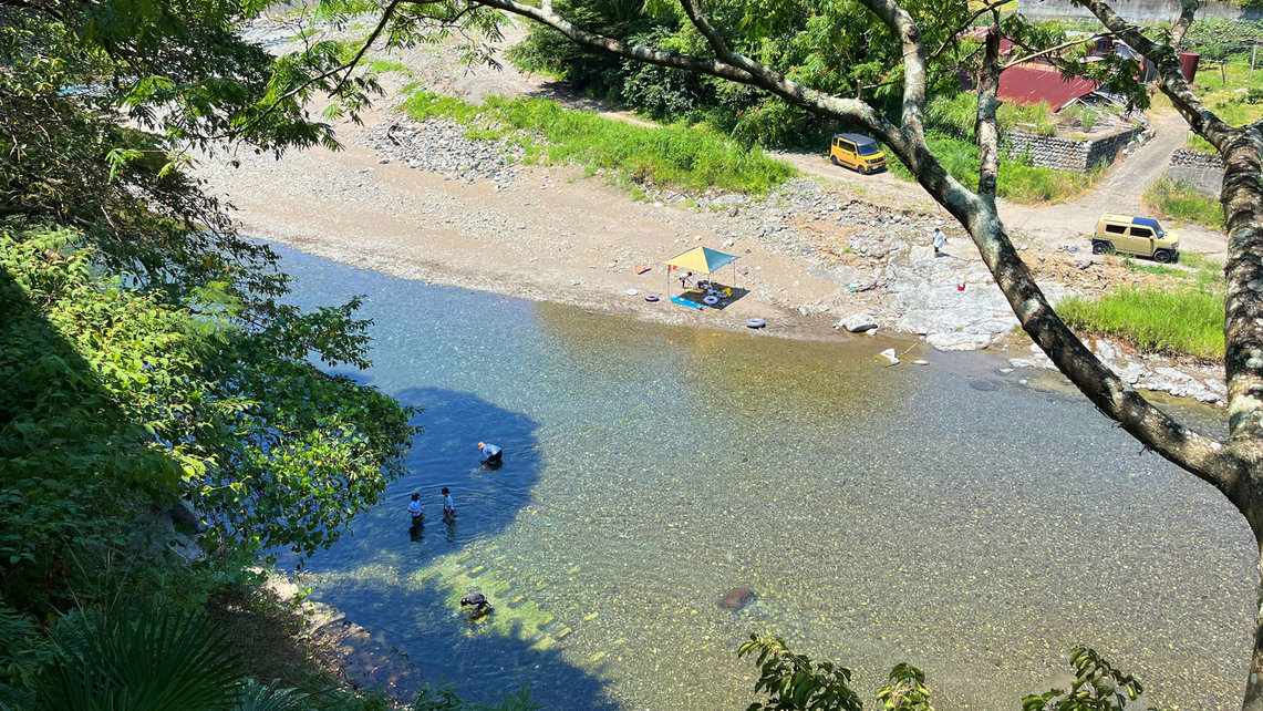 【興津川】すぐ横を流れる川では川遊びを楽しめます
