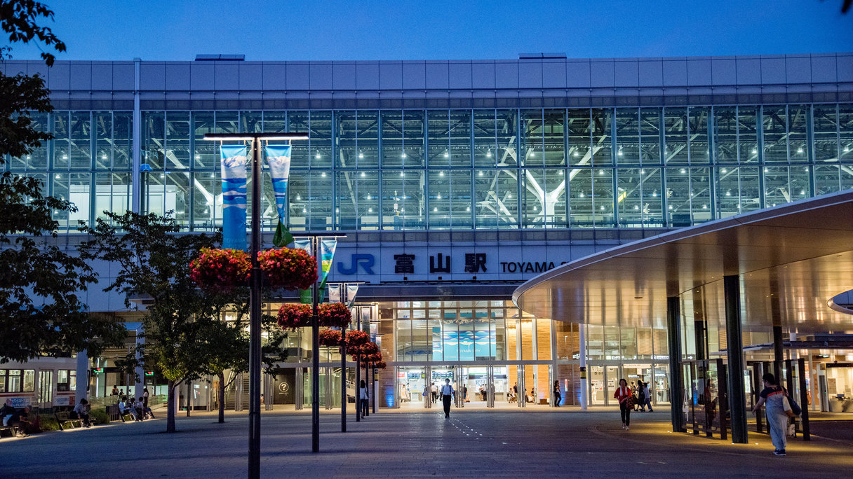 *【周辺情報】JR富山駅（当館より徒歩5分）