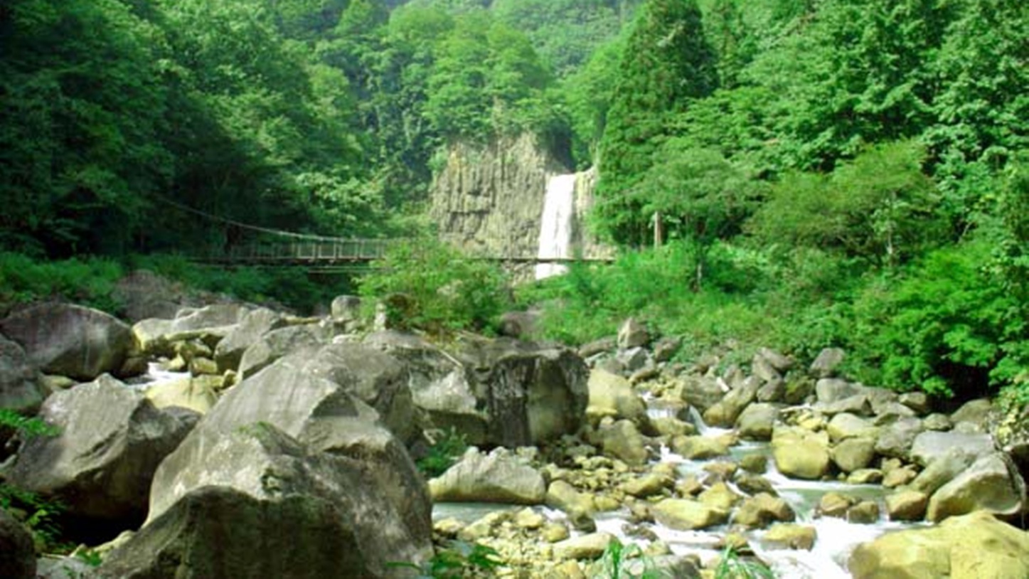 *吊り橋と滝/澄み切った空気と豊かな自然に囲まれた立地です。