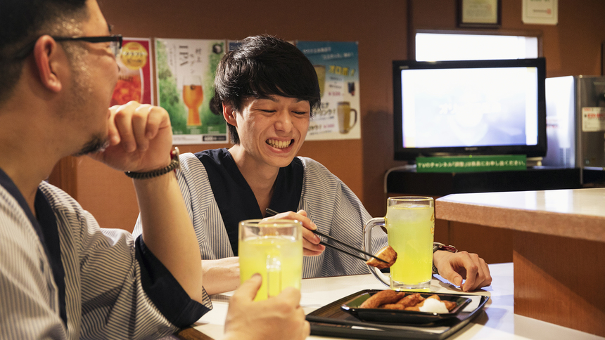 【湯上がり食堂】最高の「温泉&サウナ」を分かち合った同士。自然と会話も弾みます。