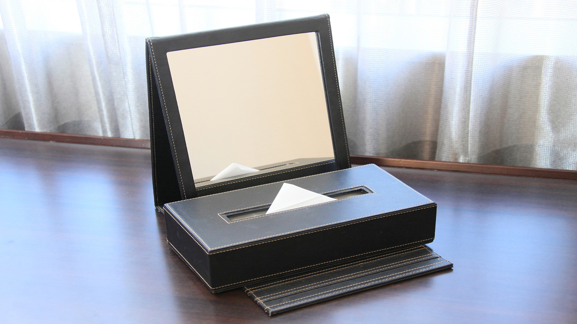 デスクミラーとティッシュ