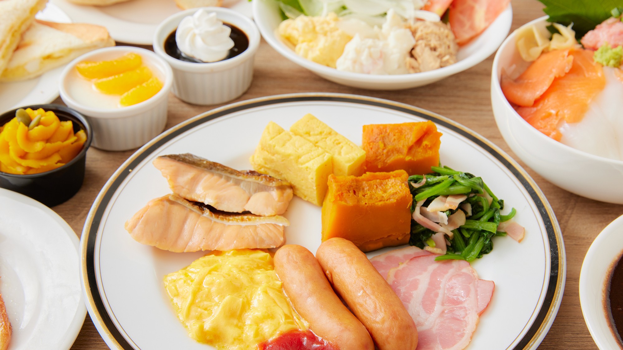 【朝食バイキング】朝からお腹いっぱいになる多彩なメニューをご用意！