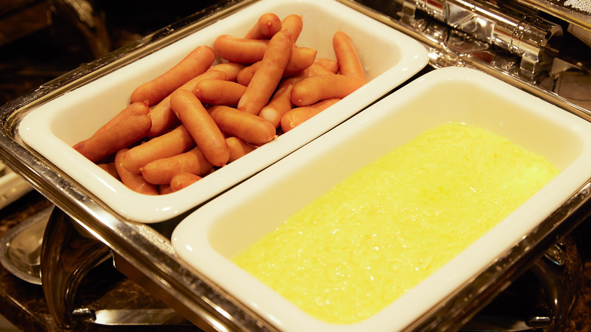 【朝食バイキング】ウインナーやスクランブルエッグはパンとも相性抜群♪