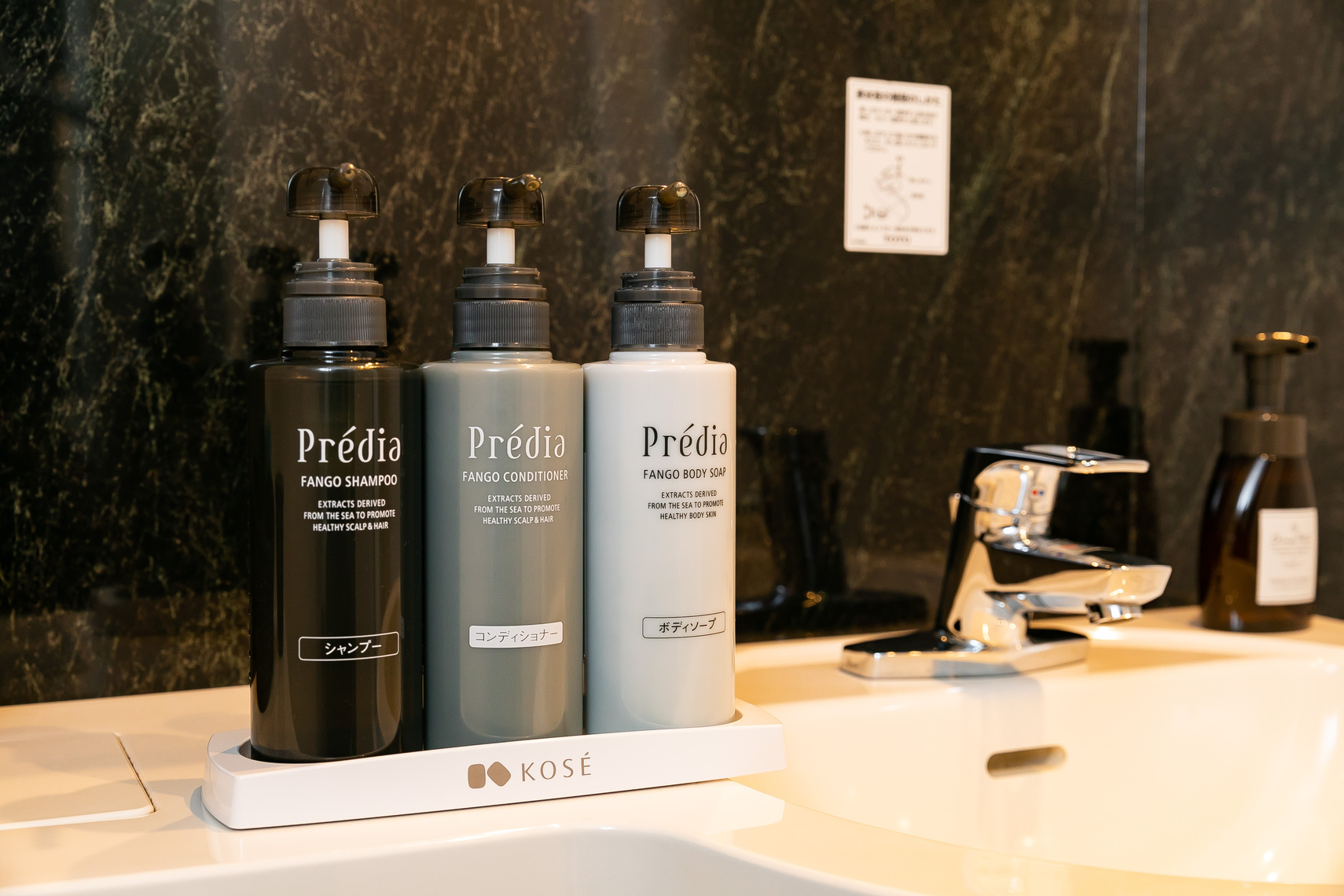KOSE -Predia-天然ミネラル泥成分配合。うるおいを与え頭皮と毛髪をケアします。