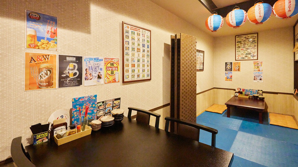 【きじむなぁの家】テーブル席とカウンター席、座敷もご用意しております。
