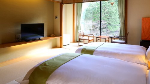 【和室 10畳 (2〜4名様)】和のくつろぎの中に、機能的で使いやすいベッドを配しています