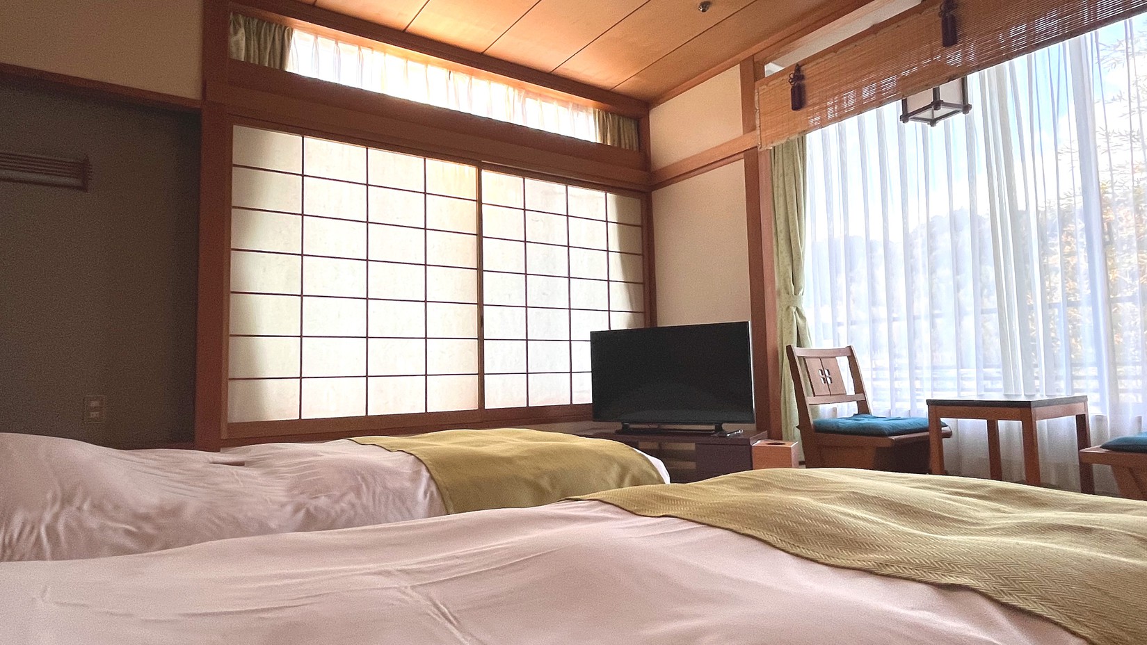 【和室 10畳 (2〜4名様)】和のくつろぎの中に、機能的で使いやすいベッドを配しています