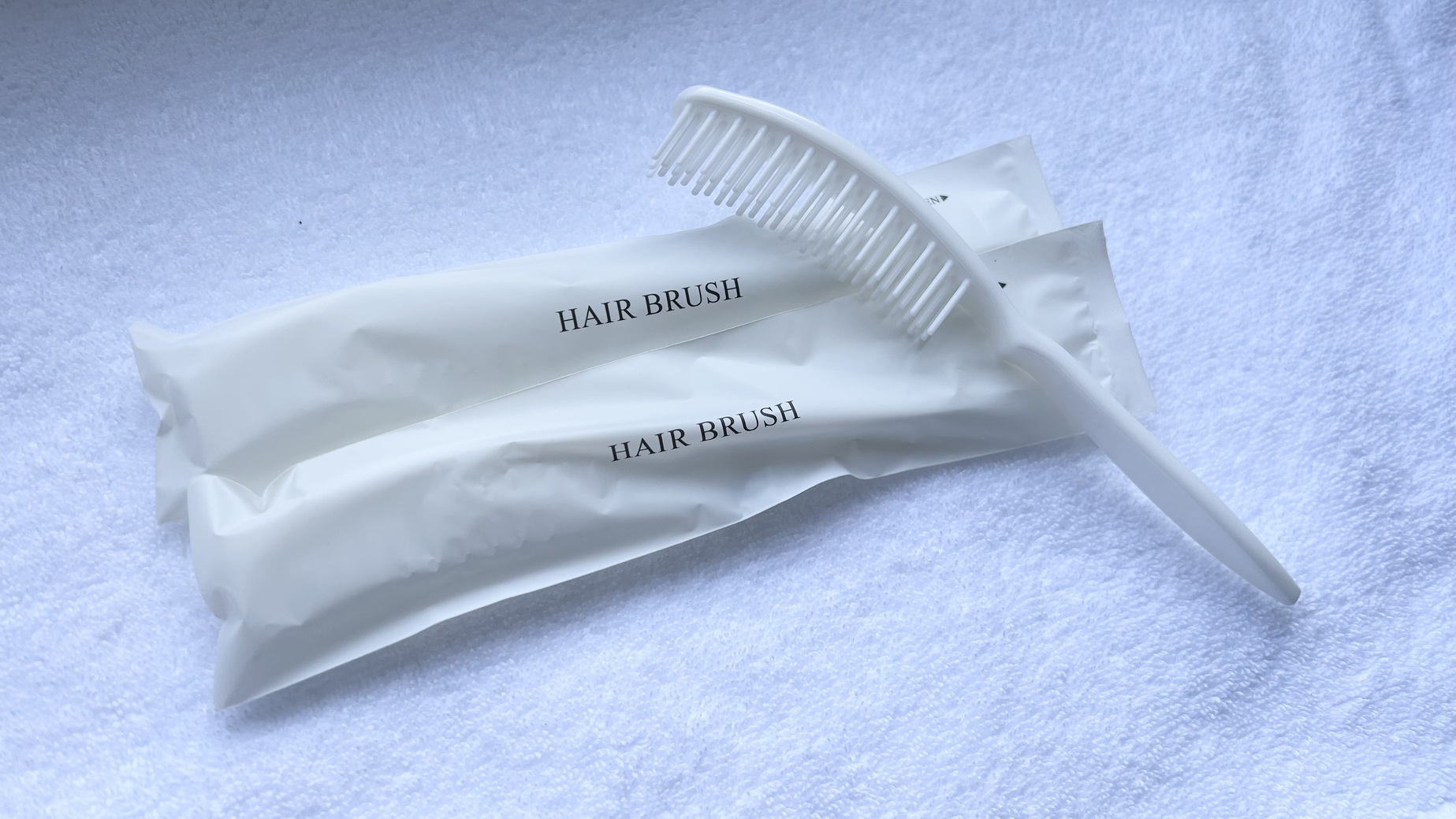 【セルフアメニティコーナーにて】ヘアブラシ