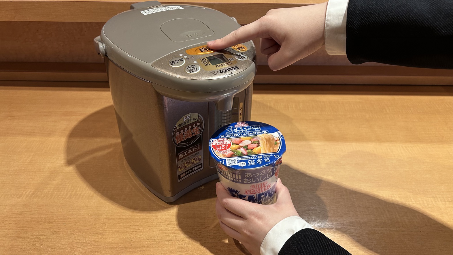 1階レストラン入口にて【お湯ポット】カップ麺のお湯も安心！