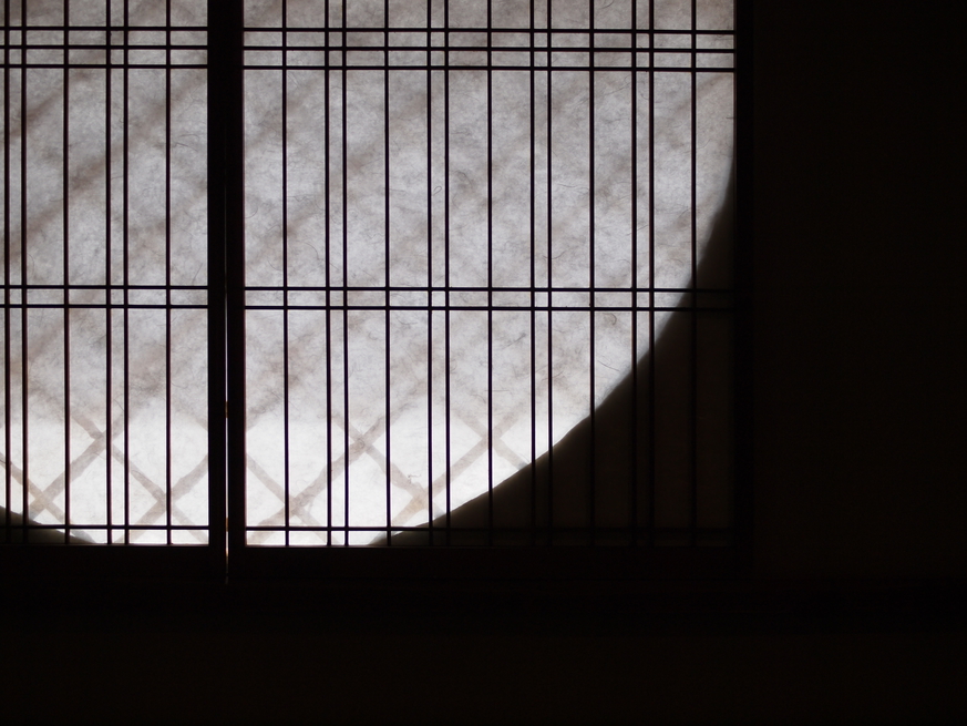 【1階居間】丸窓の陰影